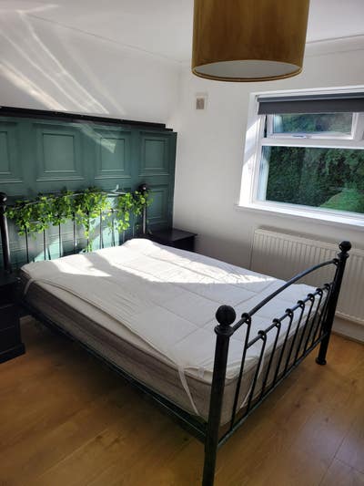 Double-bedroom to let  Main Photo