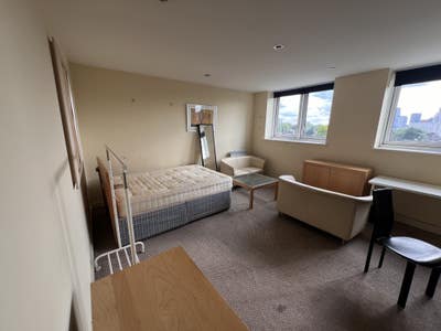 Huge Furnished in Stratford Available Now/Free Gym Main Photo