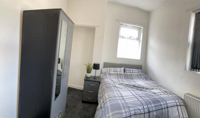 Spacious double room (not ensuite) Main Photo