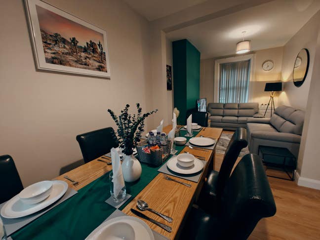 3 Bedroom Modern House £3000/pcm Main Photo