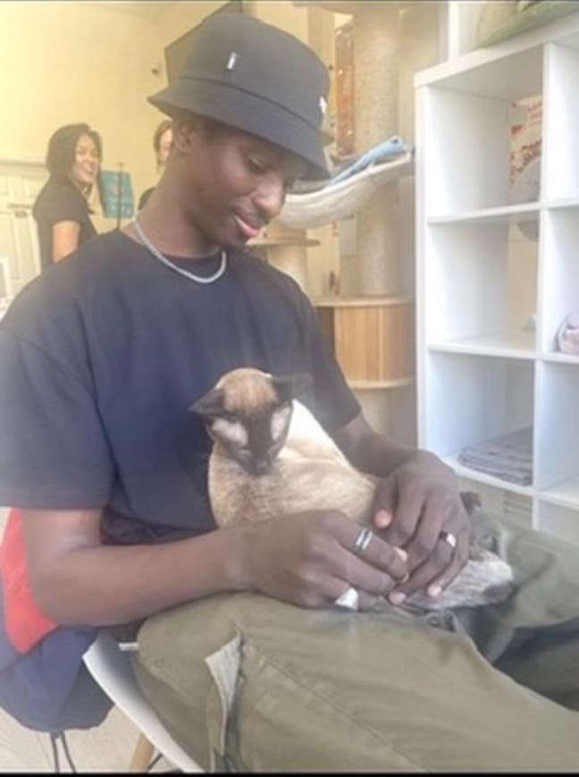 Looking for a  flat to share Main Photo