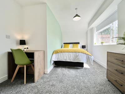 Walk to Warrington Hospital — en-suite, bills inc Main Photo