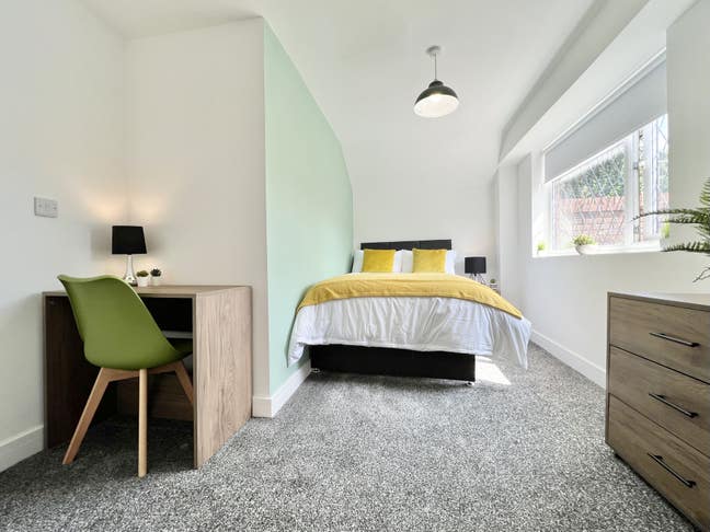 Walk to Warrington Hospital — en-suite, bills inc Main Photo