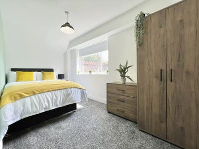 Walk to Warrington Hospital — en-suite, bills inc Main Photo