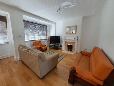 Double room in a large house with a garden Main Photo