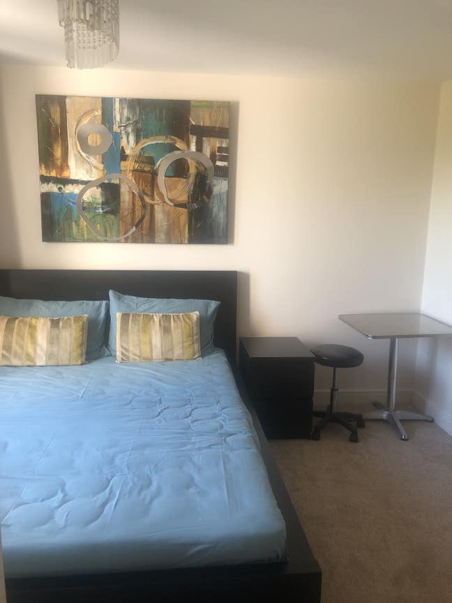 Fully furnished room in house Main Photo
