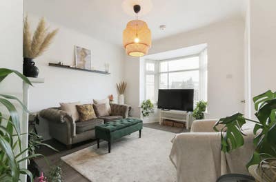 Bright 2 bed house close to city centre  Main Photo