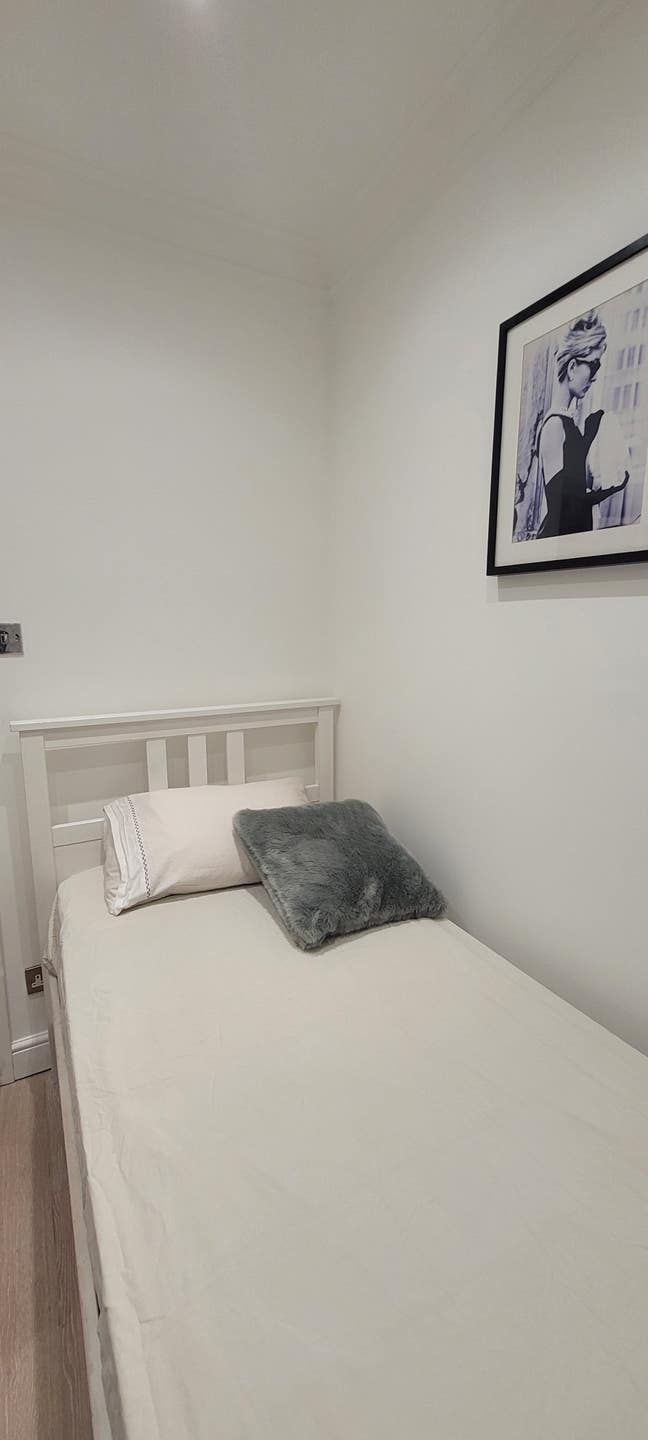 Beautiful Double Bedroom in a Nice Quiet Street in Main Photo
