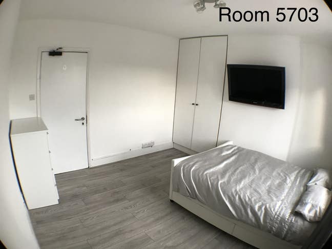 5703 Central Location - Large Double Room Ensuite  Main Photo