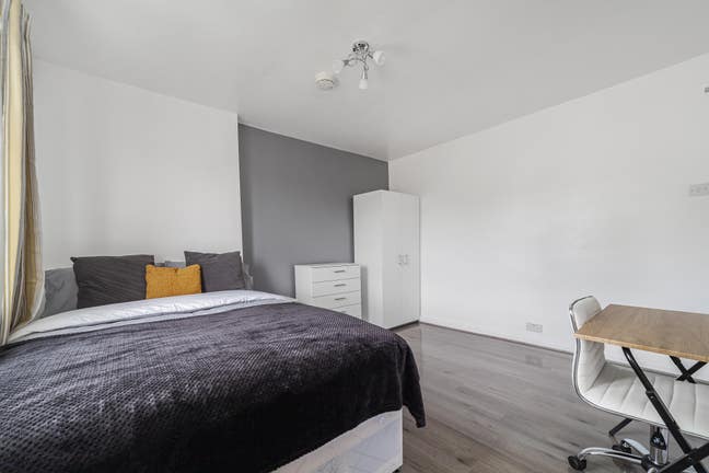 Huge Room/ Own Balcony/ 2 Baths / West Kensinghton Main Photo