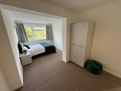 Stunning Large Room - New Furniture - Netflix inc Main Photo