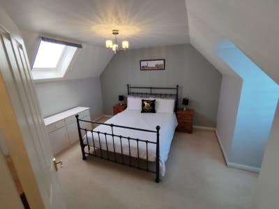 Double Bedroom With Private Shower Room/Toilet. Main Photo