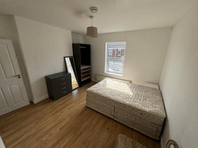 Large room available now close to Lincoln Hospital Main Photo