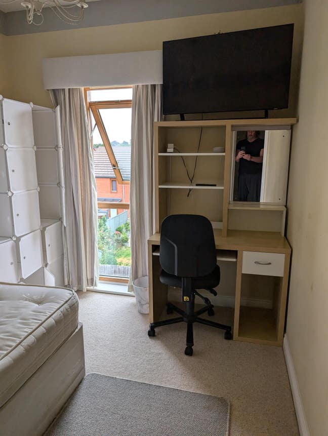 Bright Room in a professional and quiet house Main Photo
