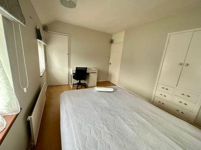Room to rent to female professional  Main Photo