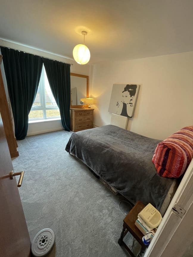 Calm professional looking for short Let Main Photo