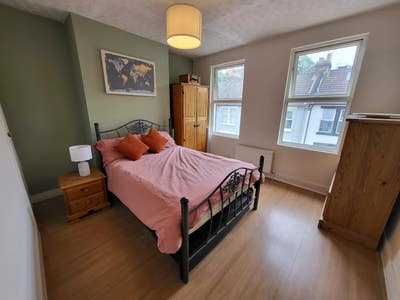 Seeking female for room near station, Rochester. Main Photo