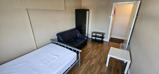 Bed rooms in shared house, close to all amenities, Main Photo