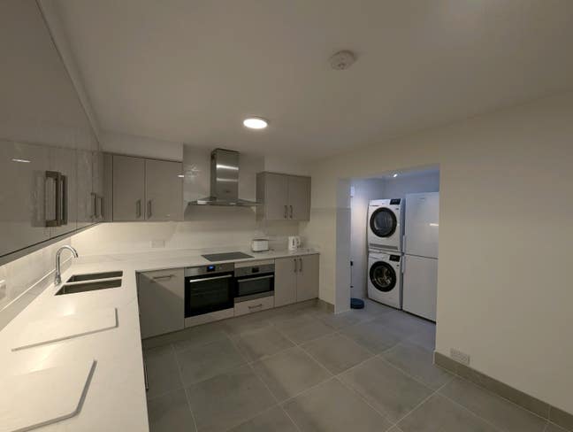 Newly refurbished double room in professional HMO Main Photo