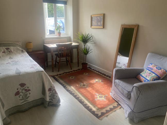 Light and airy room with en-suite in family home  Main Photo