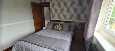 Recently renovated large furnished double room Main Photo