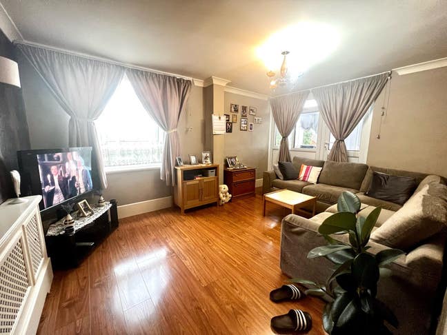 Stylish 1-Bed Flat w/Reception near Stratford Main Photo