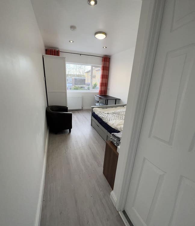 Modern Ensuite Room in Shadwell Main Photo