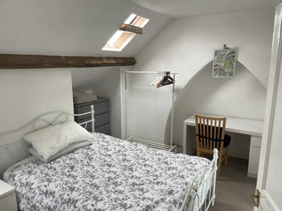 En-suite spacious double attic room Main Photo
