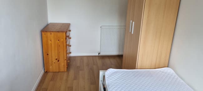 Small single room available 15 june Main Photo