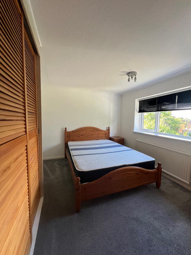 Large Double Room near Crawley Train Station Main Photo