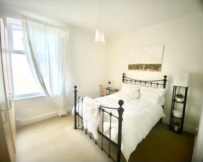Spacious double room close to centre Main Photo