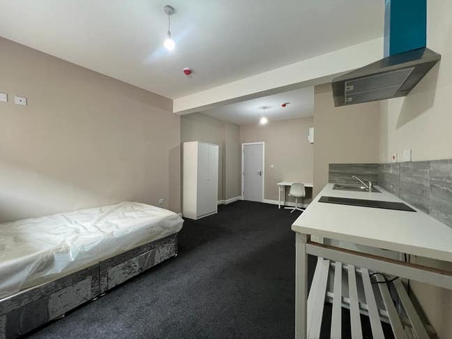 Available Now - Maples Street Studio - NG7 Main Photo