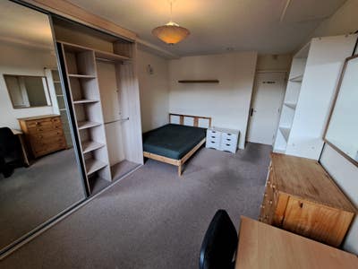 Large Double Room to Let with Free Gym & Bills Main Photo