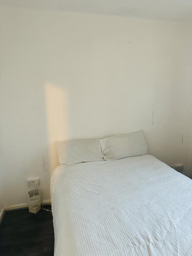 I have a double bed room to rent. Main Photo