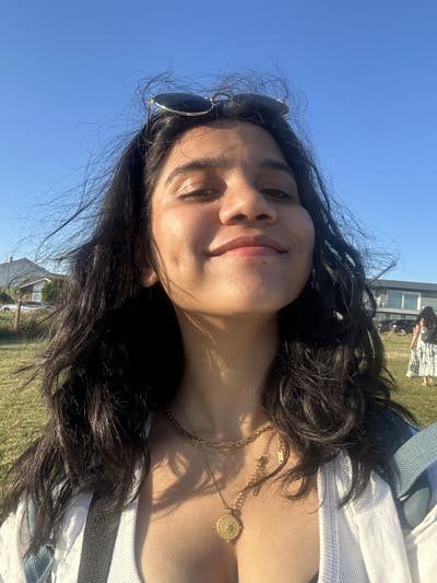 We are 3 friends aged 24 and 25 (2 females an... Main Photo