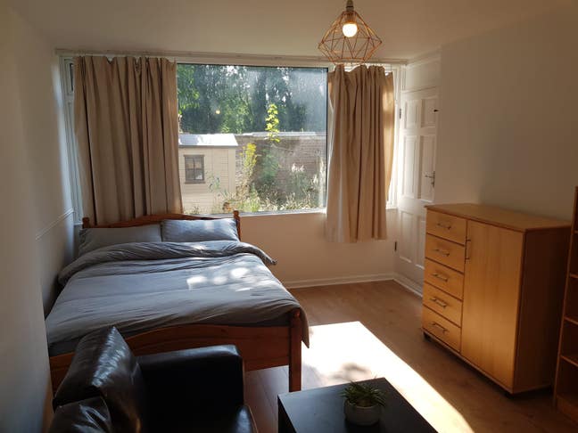 Double Room, Bills Included, 1 Min from Dlr! Main Photo