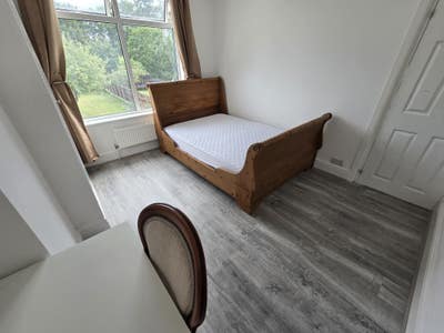 Single/ Double bed room close to Romford station  Main Photo