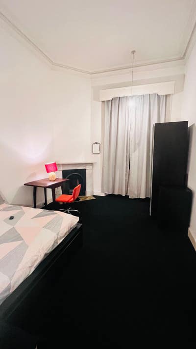 Spacious room in central Edinburgh Main Photo