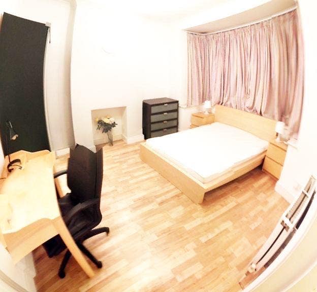 Spacious double room on ground floor  Main Photo