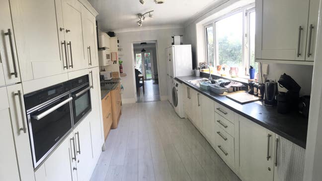 Beautiful Double Room near High Street Main Photo