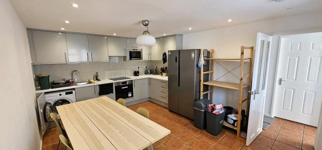 Large room ensuite nr Hospital - all female house Main Photo