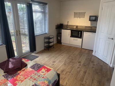 Town Centre Studio Flat - Kitchen/Own Garden Main Photo