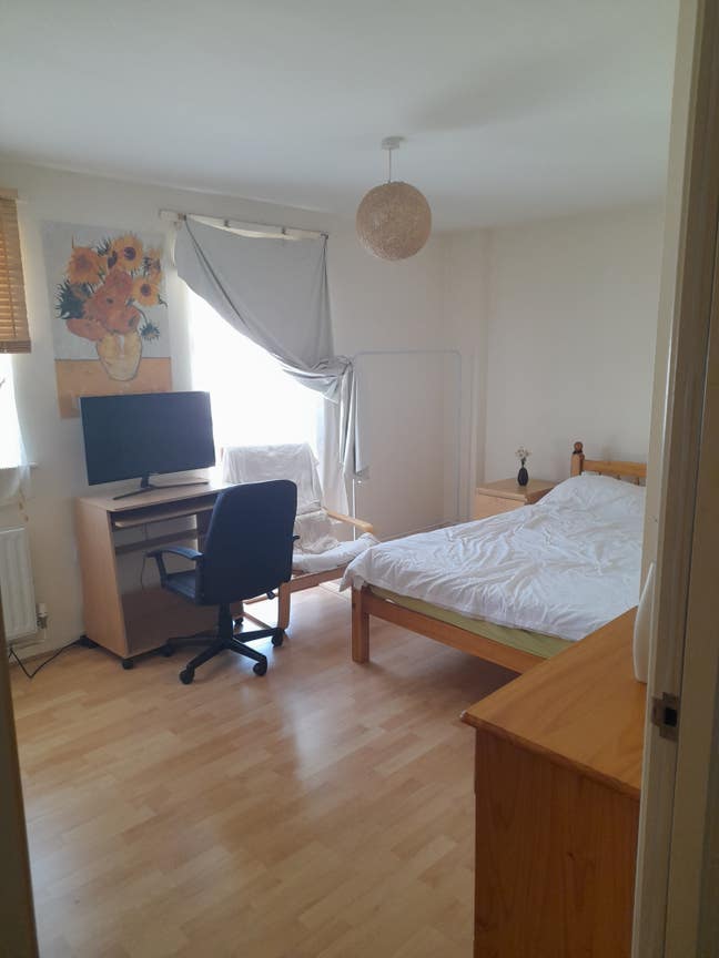 Spacious Double room in East London-  Main Photo