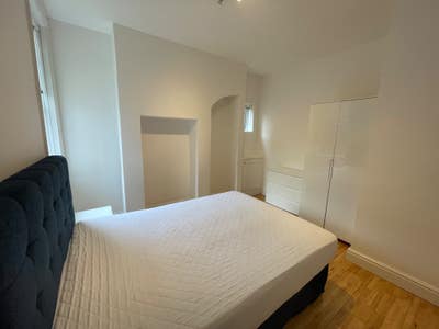  Spacious Double Room - All Bills Included Main Photo