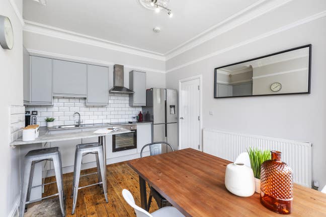 Burley Road Rooms Available in Luxury Property Main Photo