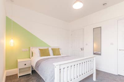 Bright Double En-Suite Room - Lipson Road Main Photo