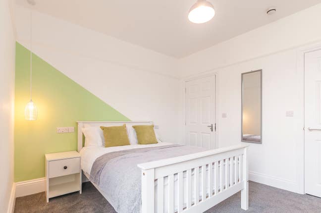 Bright Double En-Suite Room - Lipson Road Main Photo