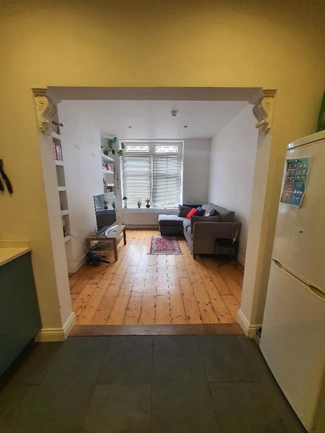 Room Available in 2 bedroom flat  Main Photo