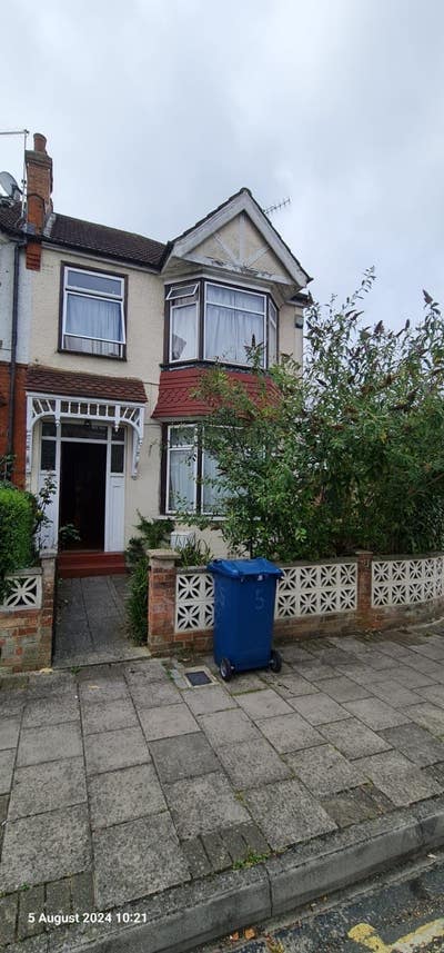 Bright single room to let in Harrow in the Hill Main Photo