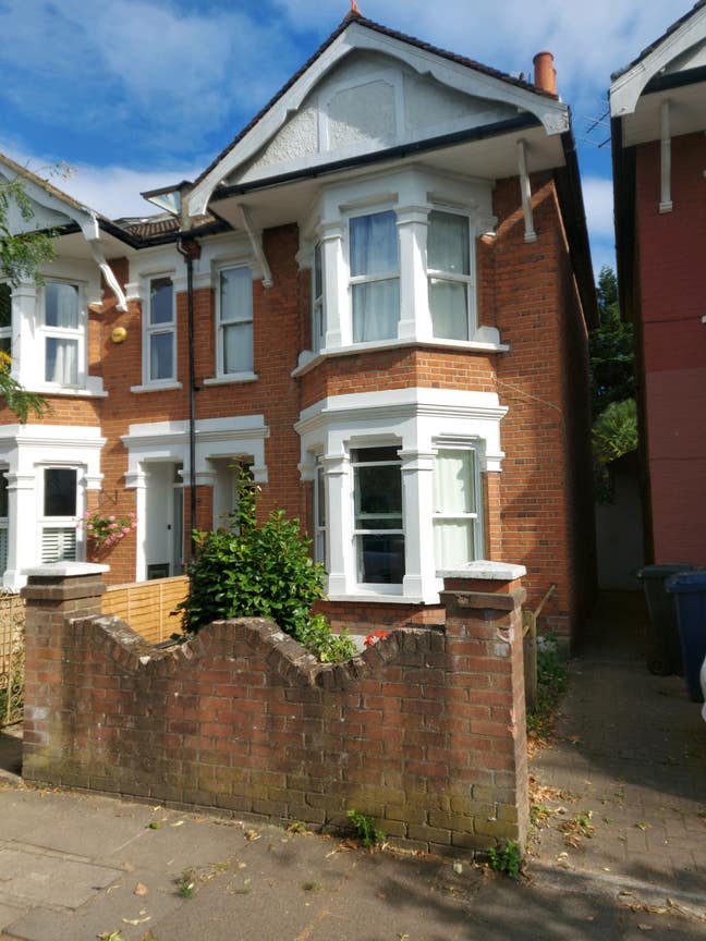 Houseshare with three ladies.  Main Photo